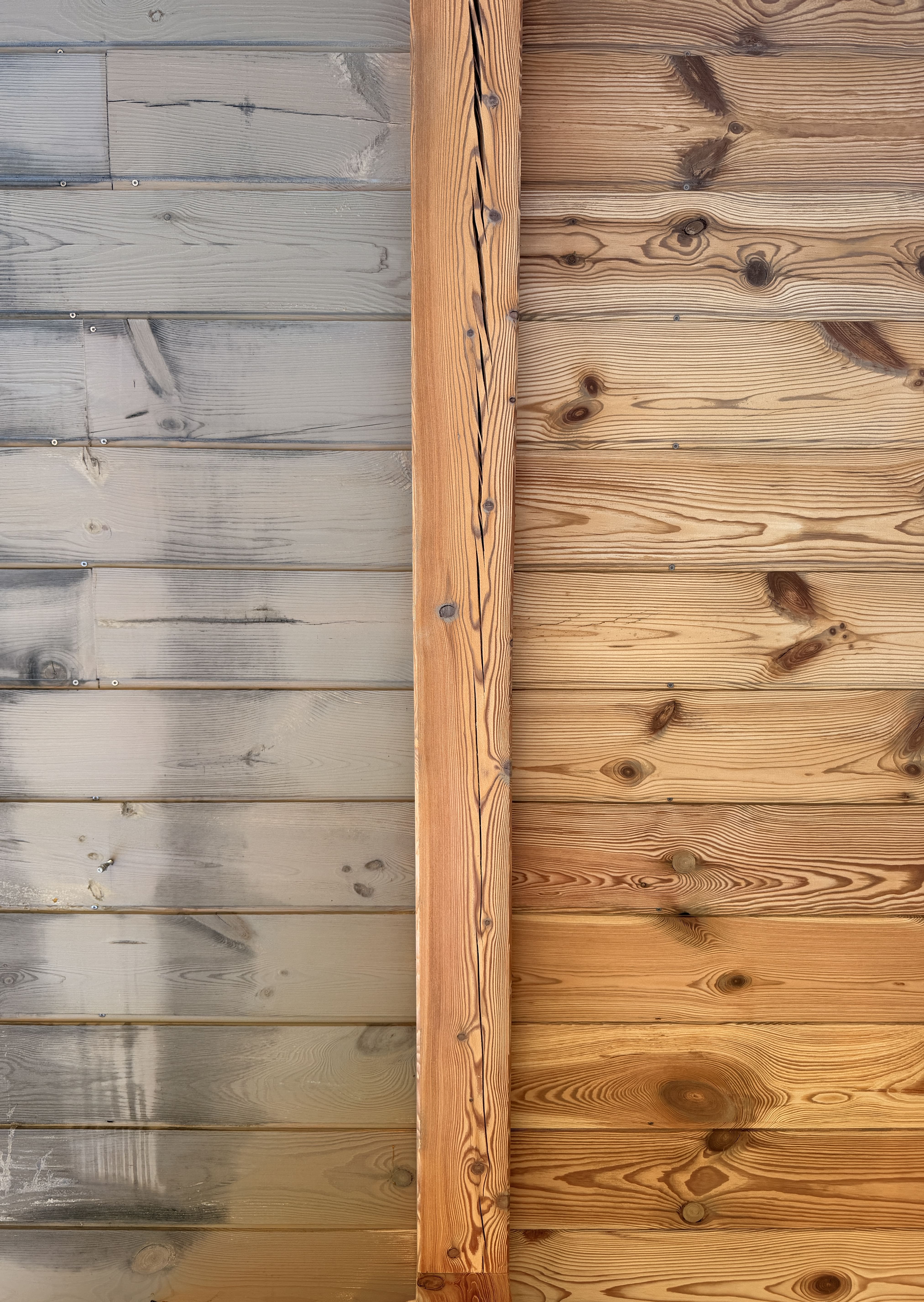 Detail na neopieskovanú ľavú stranu; detail na opieskovanú pravú stranu